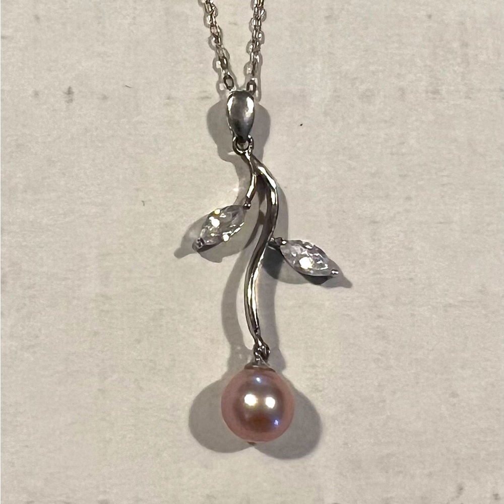 Real pearl, set in 925 silver w/white sapphires and 14in chain